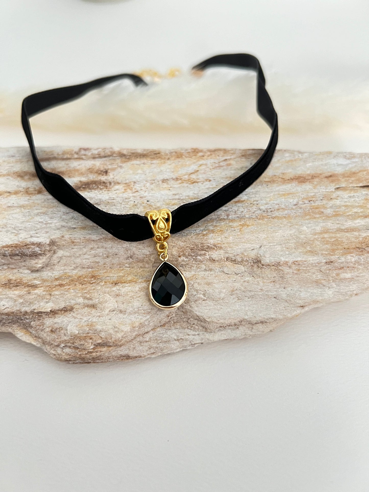 Romantic Velvet Choker with Pendant