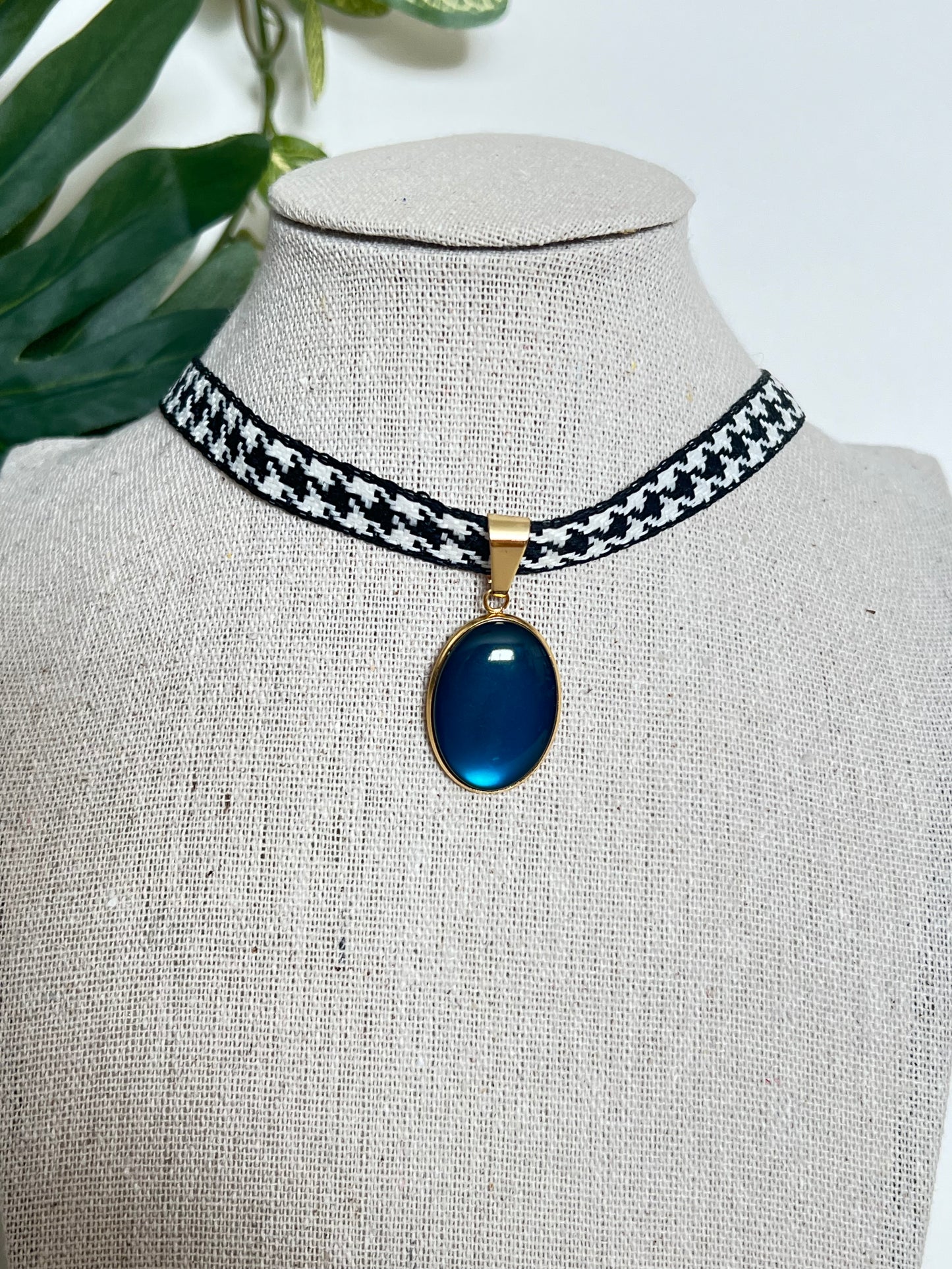 Retro Oversized Choker