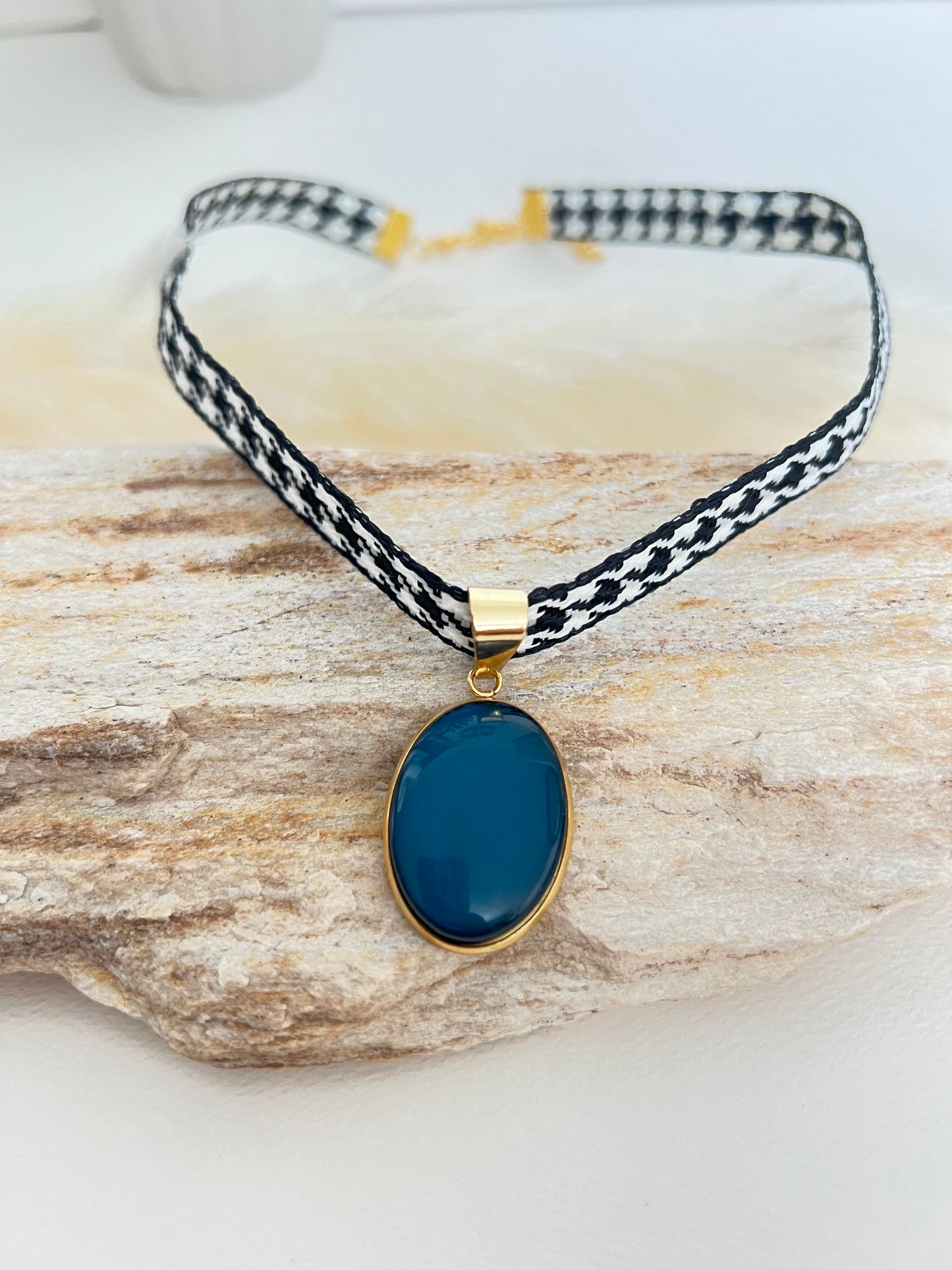 Retro Oversized Choker