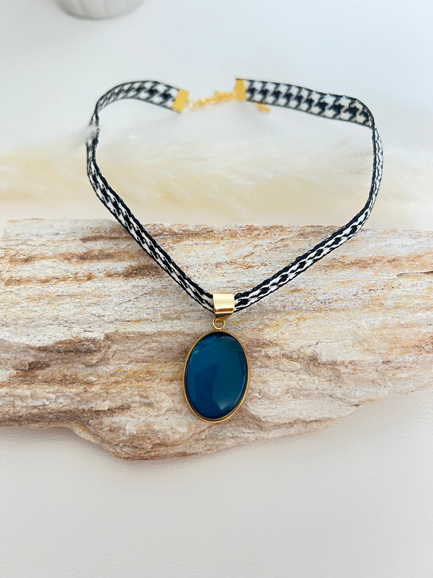 Retro Oversized Choker