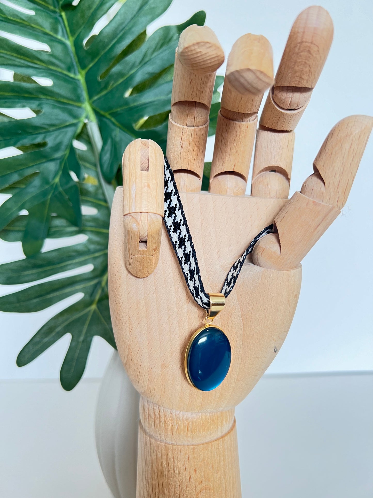 Retro Oversized Choker