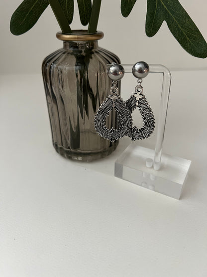 Vintage-Inspired Drop Earrings