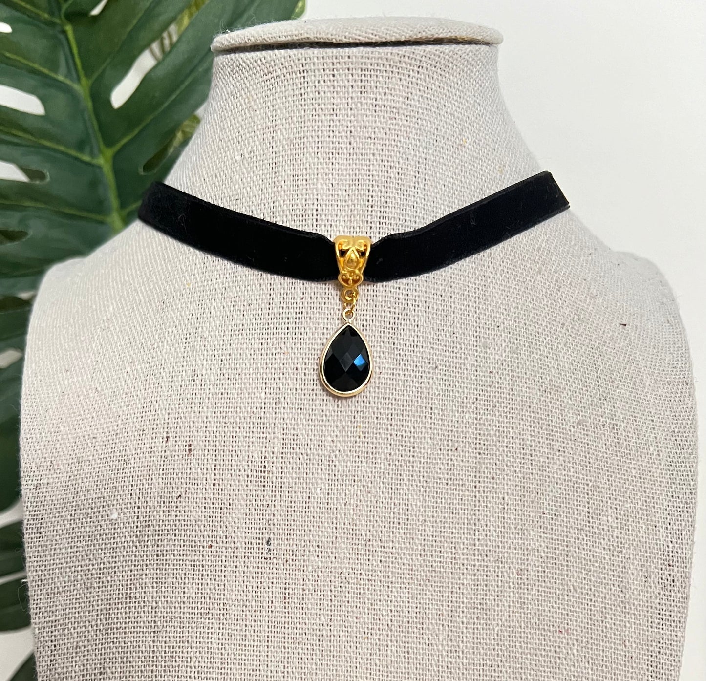 Romantic Velvet Choker with Pendant