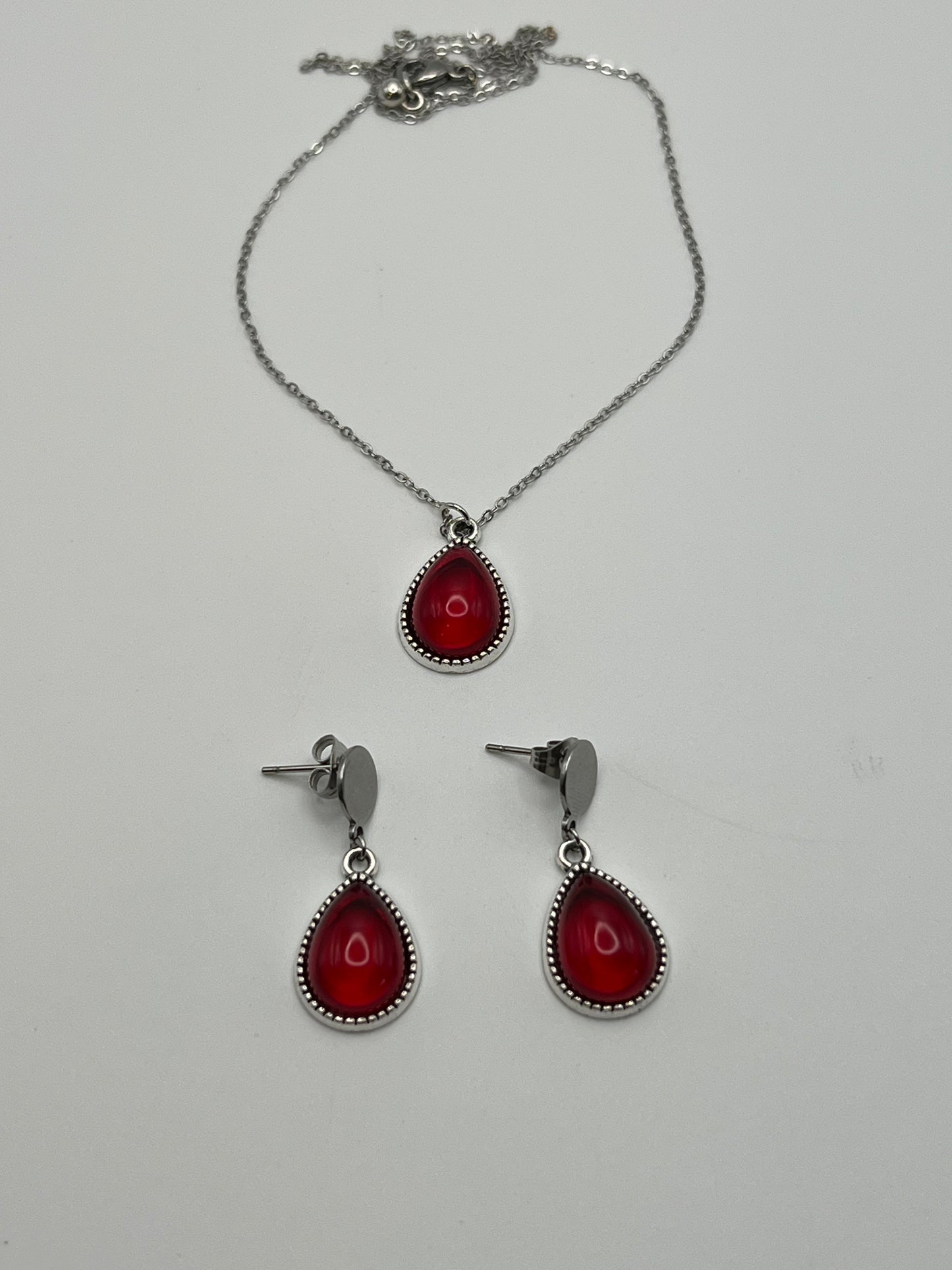 Edgy Red Teardrop Necklace Set