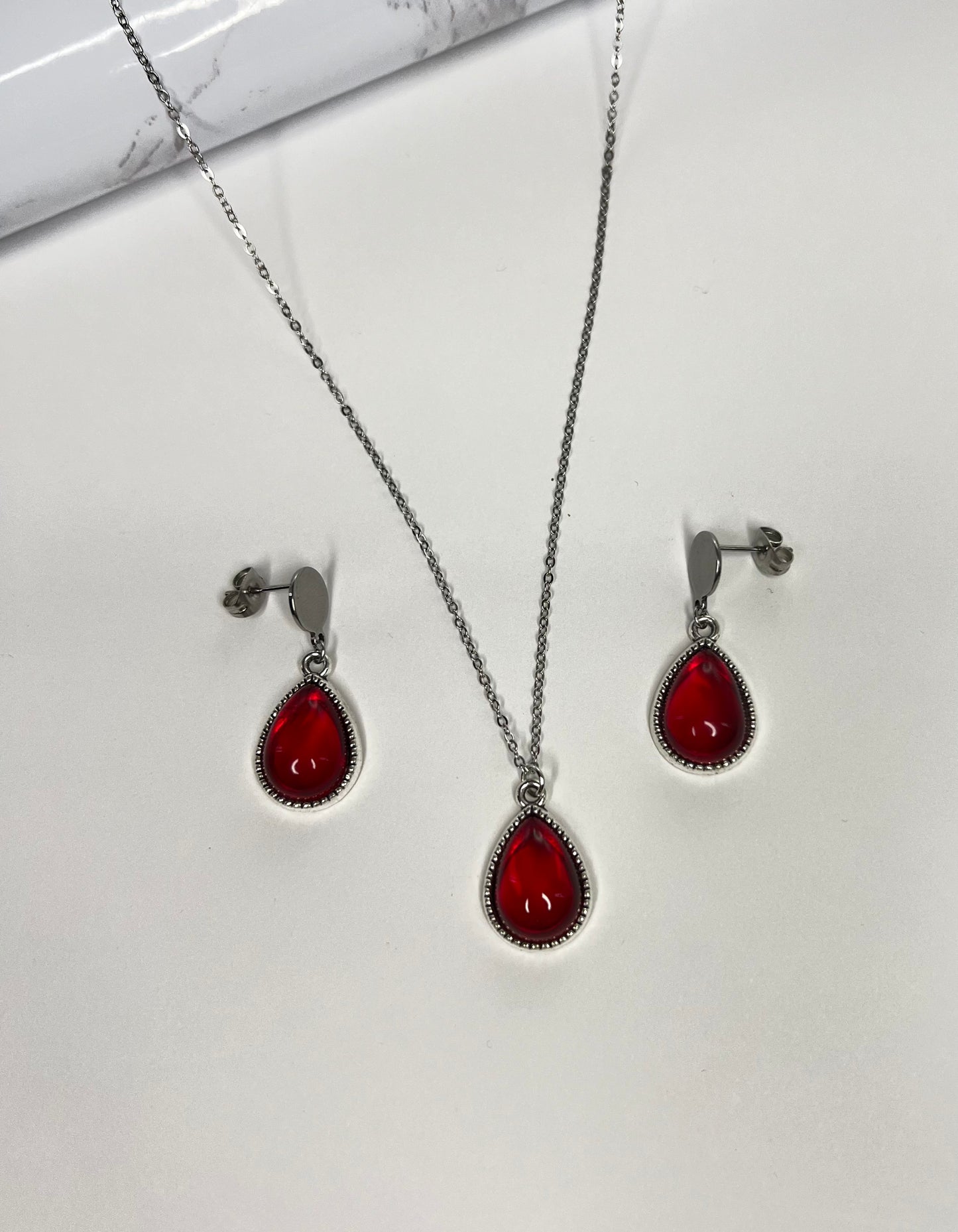 Edgy Red Teardrop Necklace Set