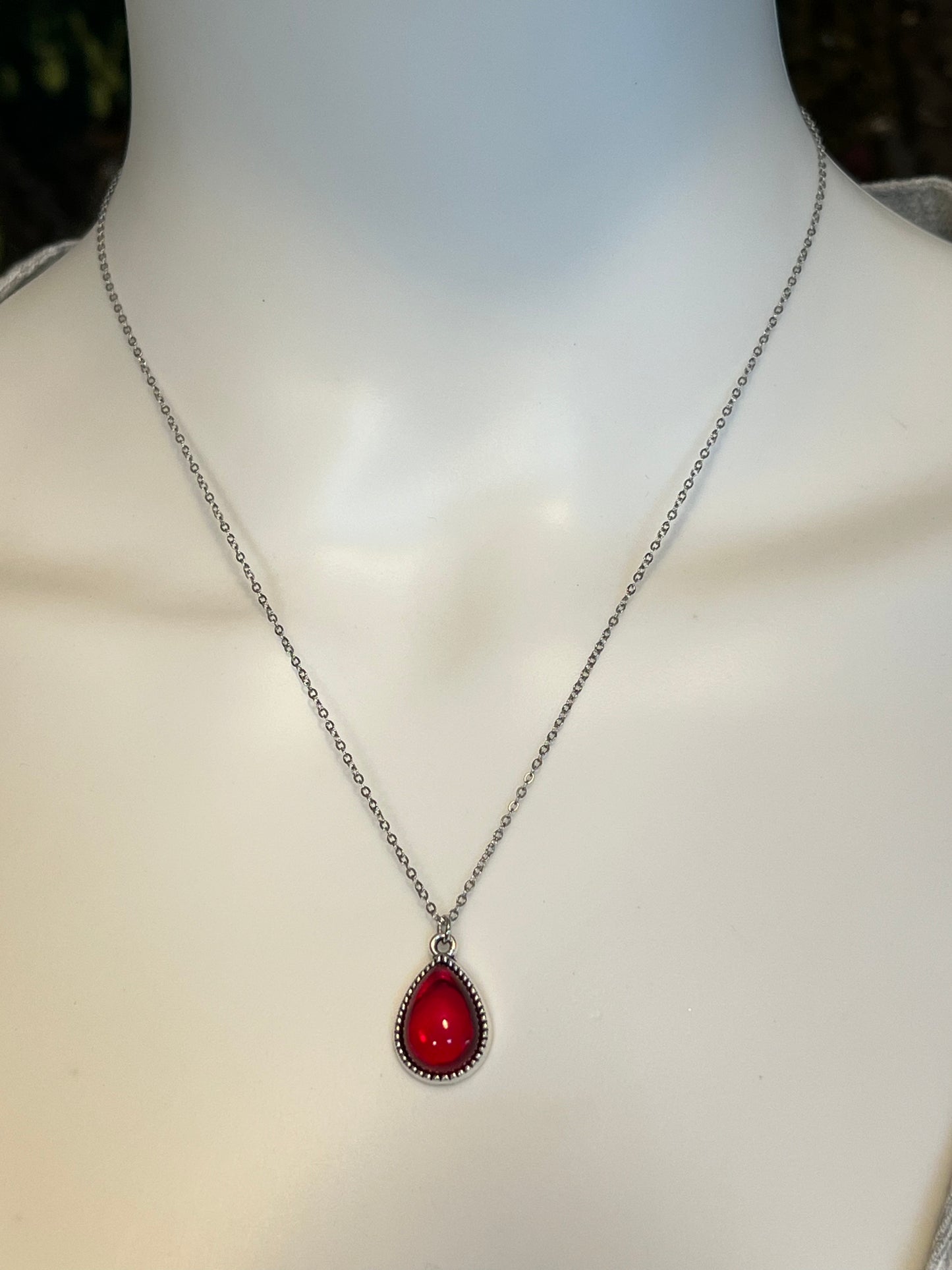 Edgy Red Teardrop Necklace Set