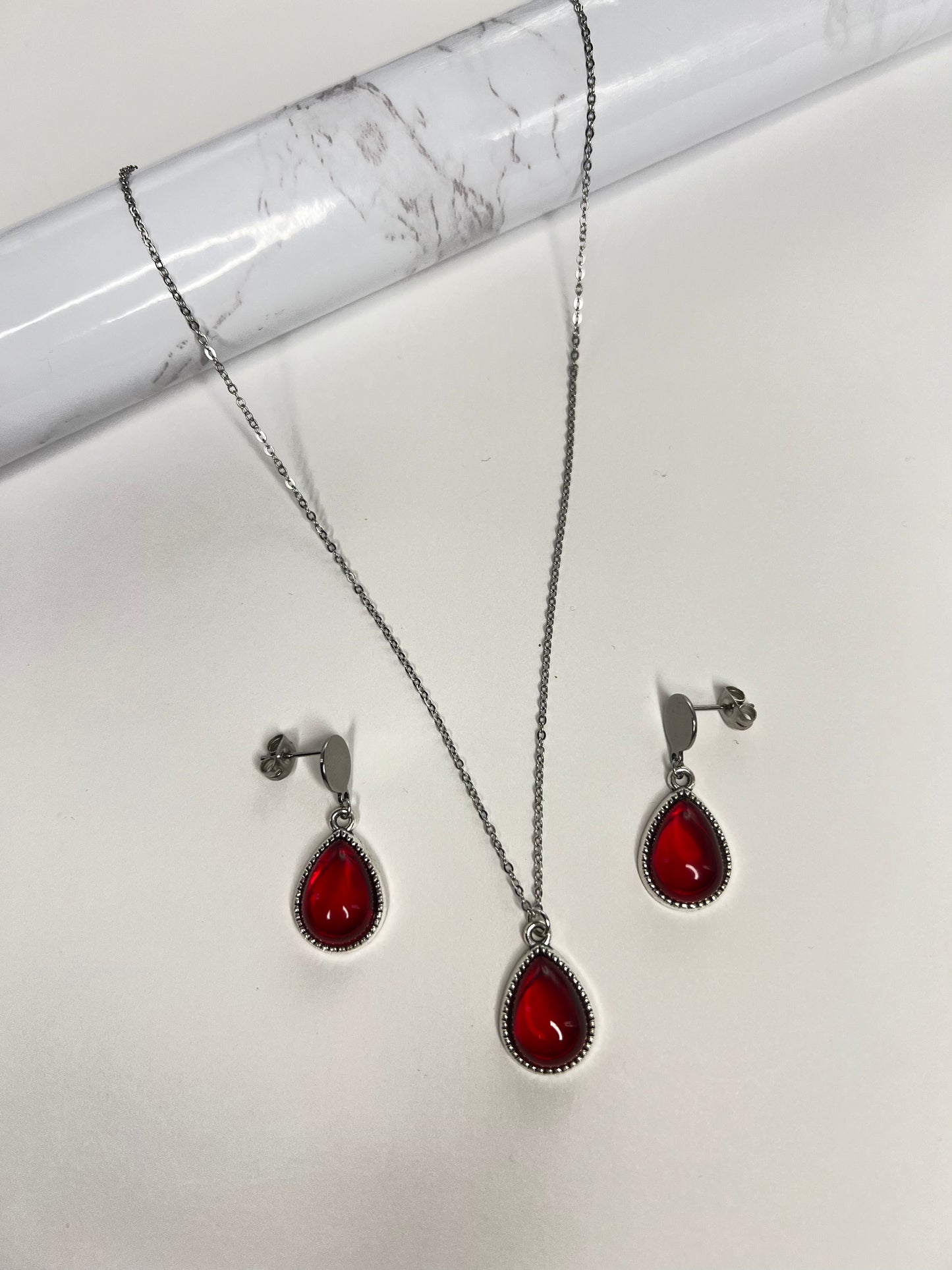 Edgy Red Teardrop Necklace Set