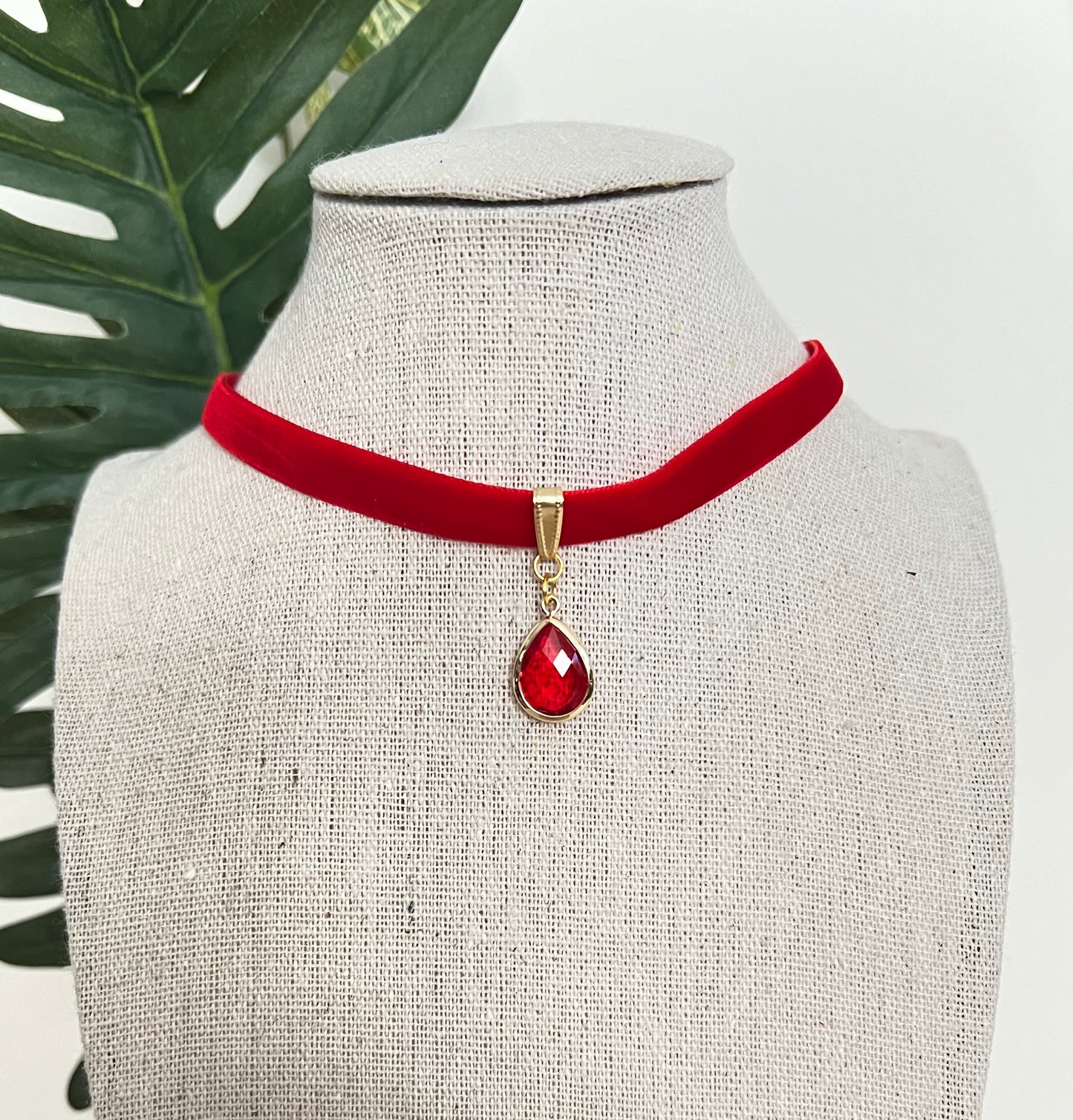 Romantic Velvet Choker with Pendant