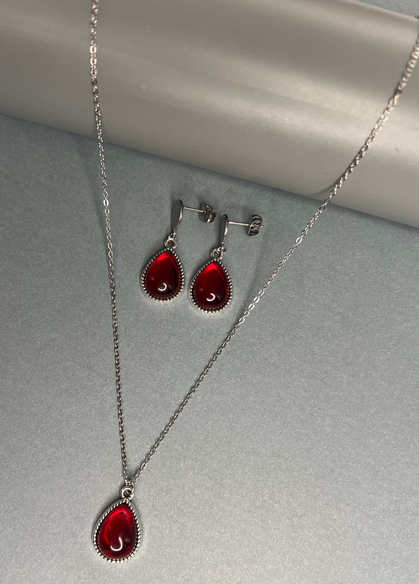 Edgy Red Teardrop Necklace Set